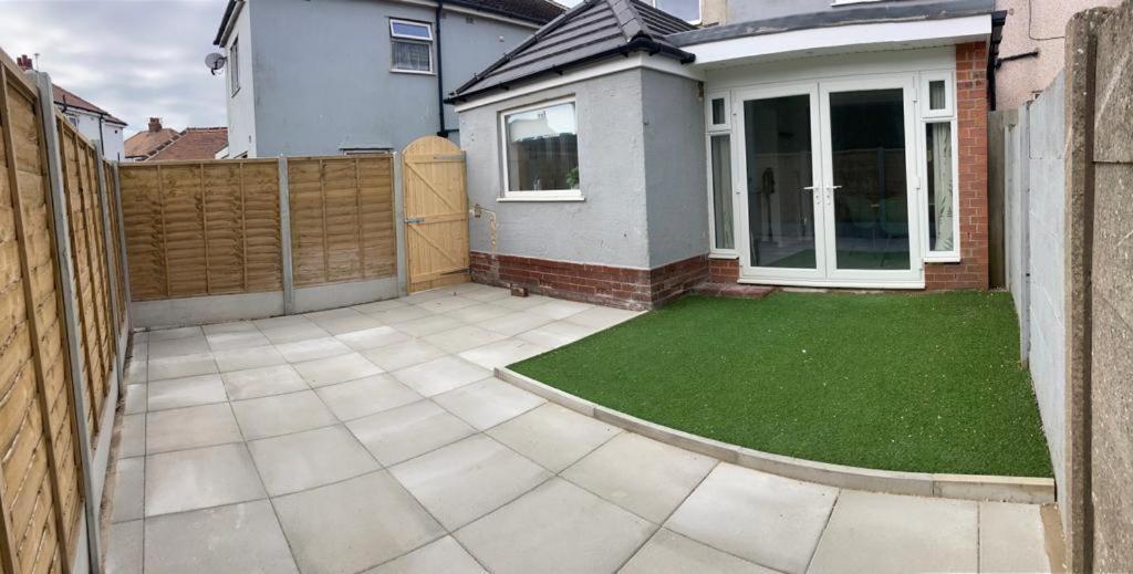 Wave Stays - Ground Floor Apartment - Outside Seating Area Cleveleys Exterior foto